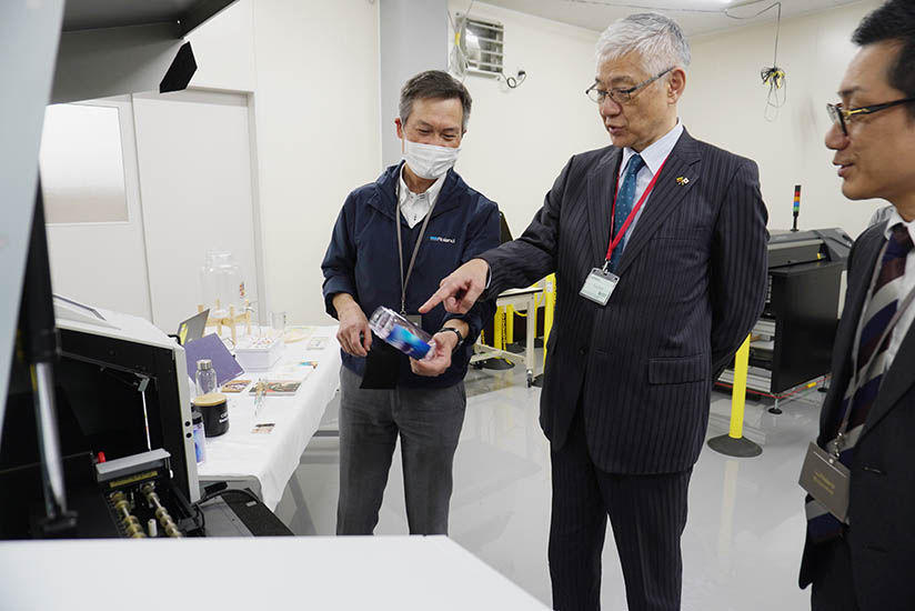 Demonstration of MO-240 UV flatbed printer