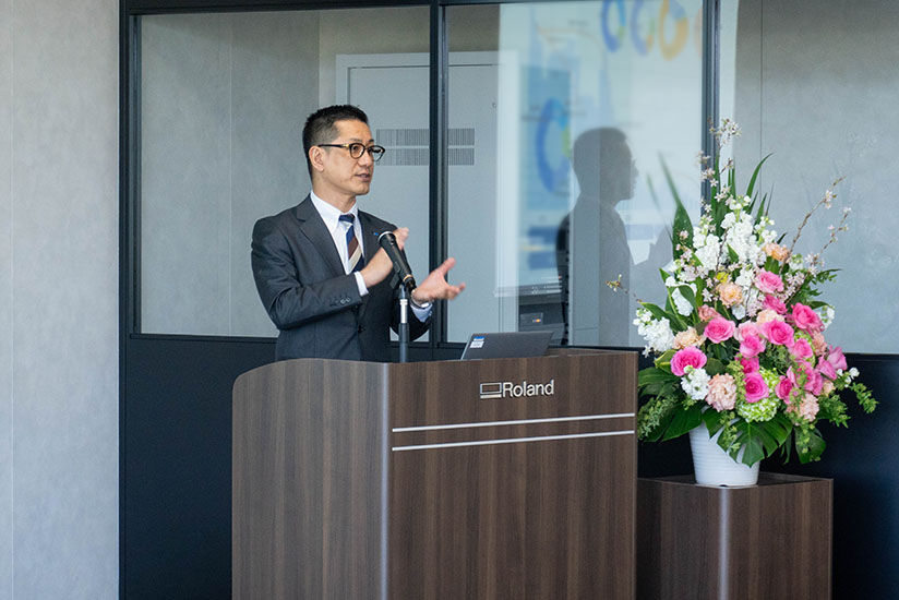 挨拶に立った社長の田部