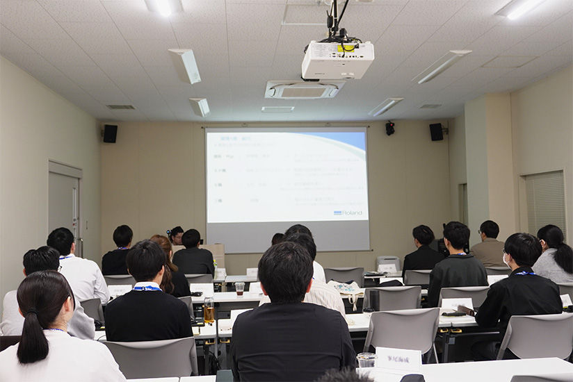 講義を聞く新入社員
