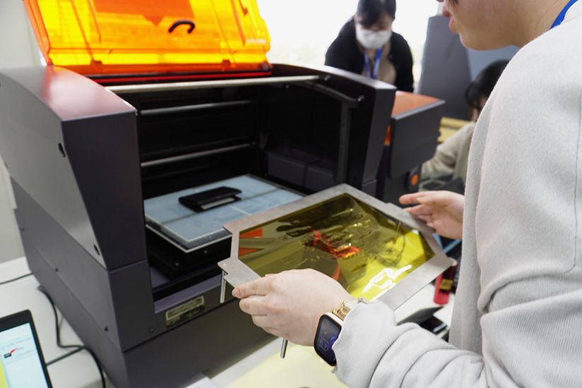 レーザー箔転写機に名刺入れをセット