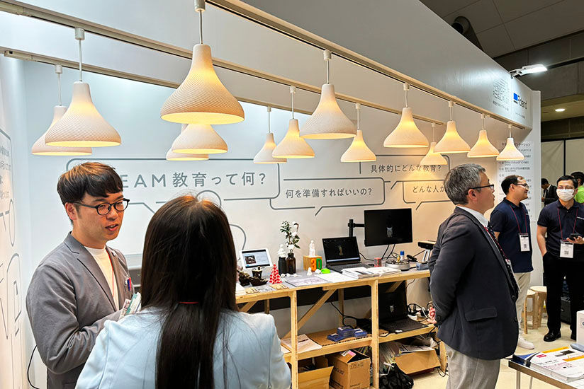 ブース内照明器具も3Dプリンターで作成