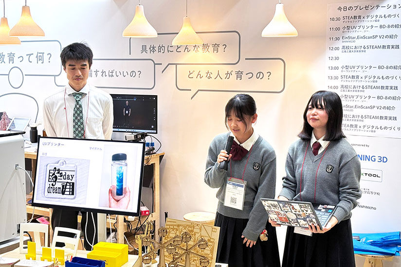 学生の制作過程プレゼンの様子