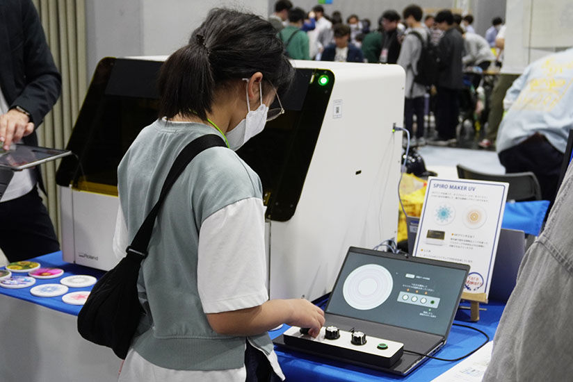 SPIRO MAKER UVを操作して幾何学グラフィックを作成