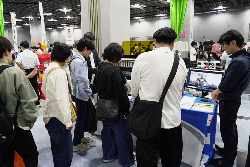 Visitors focusing on the BD-8