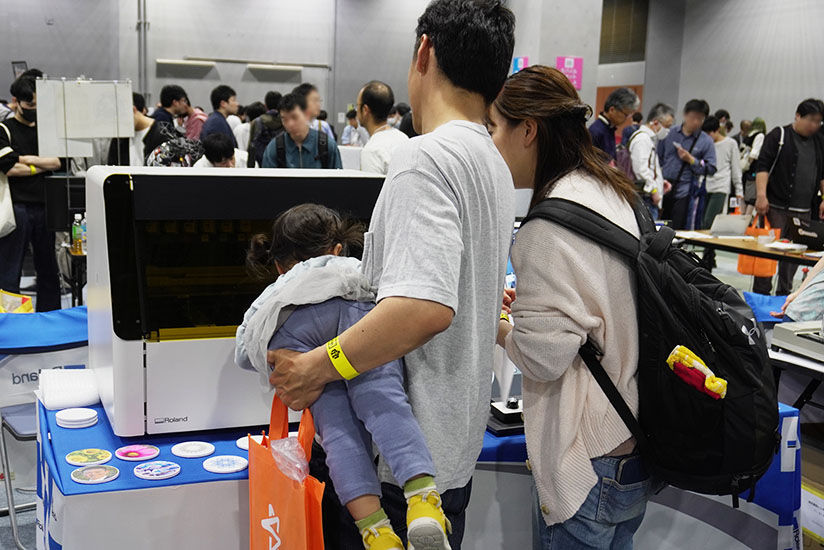 印刷プロセスを観察する来場者