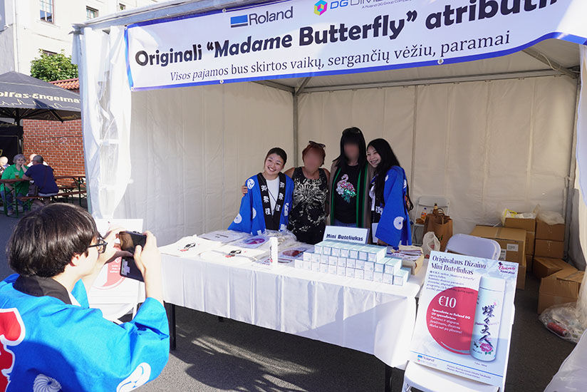 Visitors and students taking commemorative photos