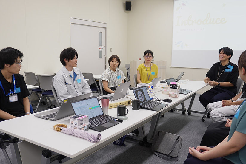 自己紹介する参加者