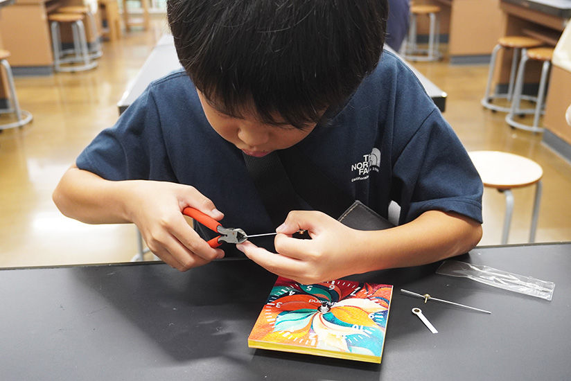 Adjusting the hand lengths with tools