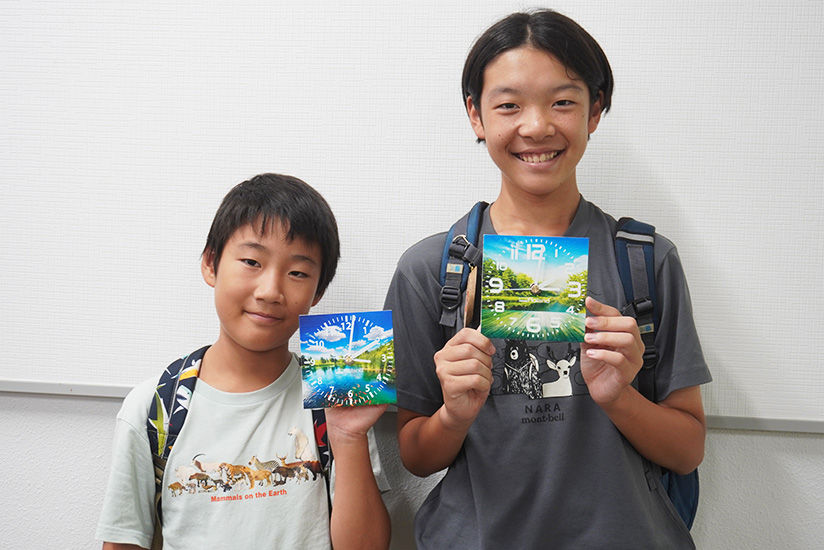 完成したオリジナル時計と記念写真
