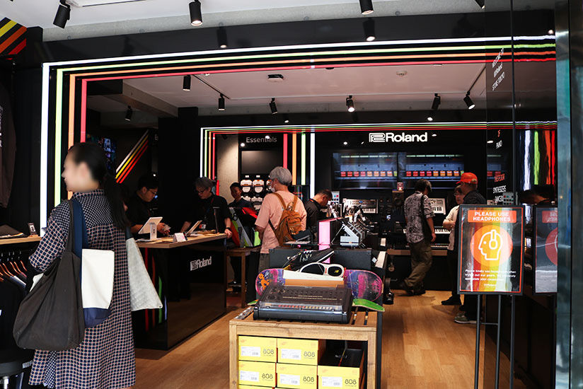Roland Store Tokyo店内の様子
