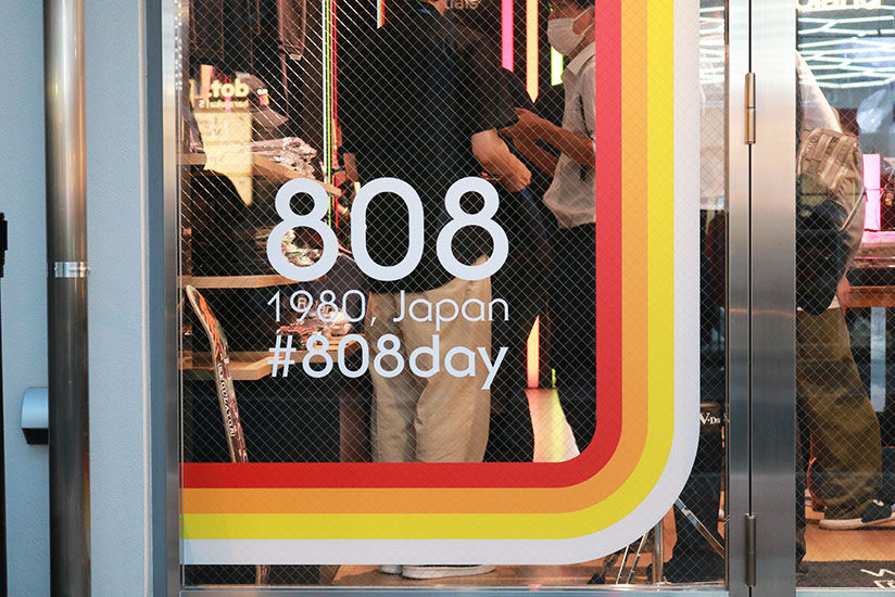 TR-808カラーにラッピングしたウィンドウ