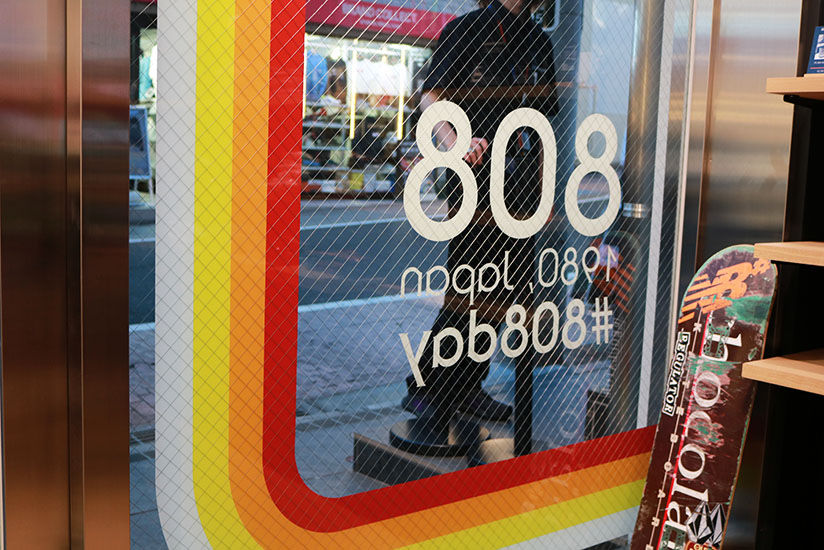 TR-808カラーにラッピングしたウィンドウ