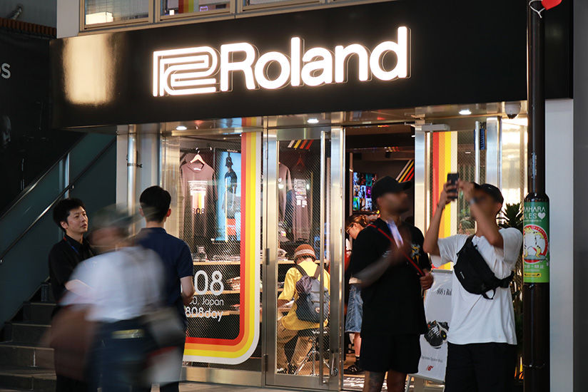 Roland Store Tokyo店前