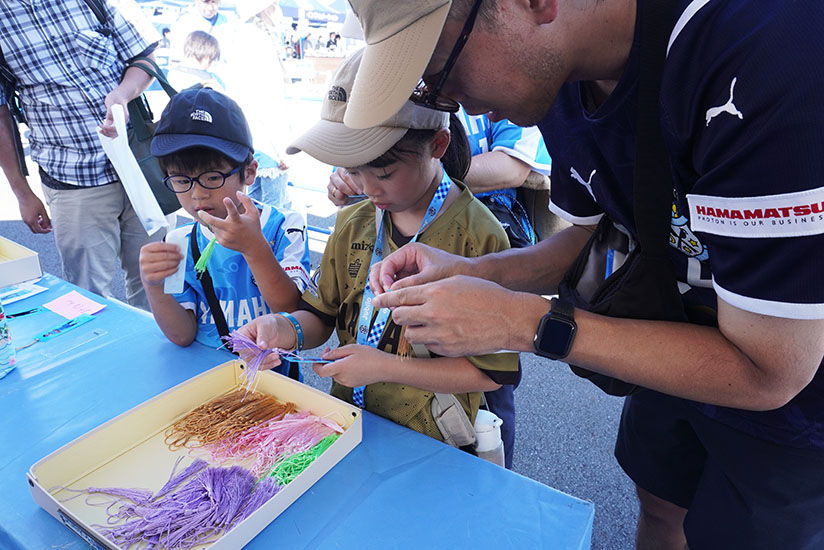 Attaching a tassel in the color of their choice to the bookmark