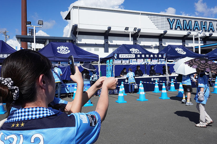 Supporters taking photos of the completed original bookmark with their smartphones
