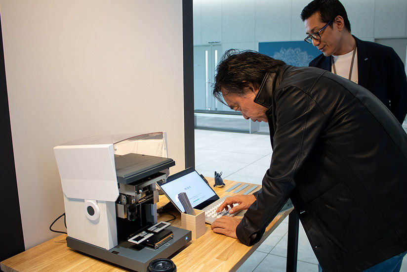 Yoshida experiencing name imprinting on a ruler