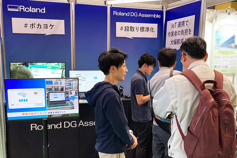 Demonstrating Roland DG Assemble with easy-to-understand videos on a monitor