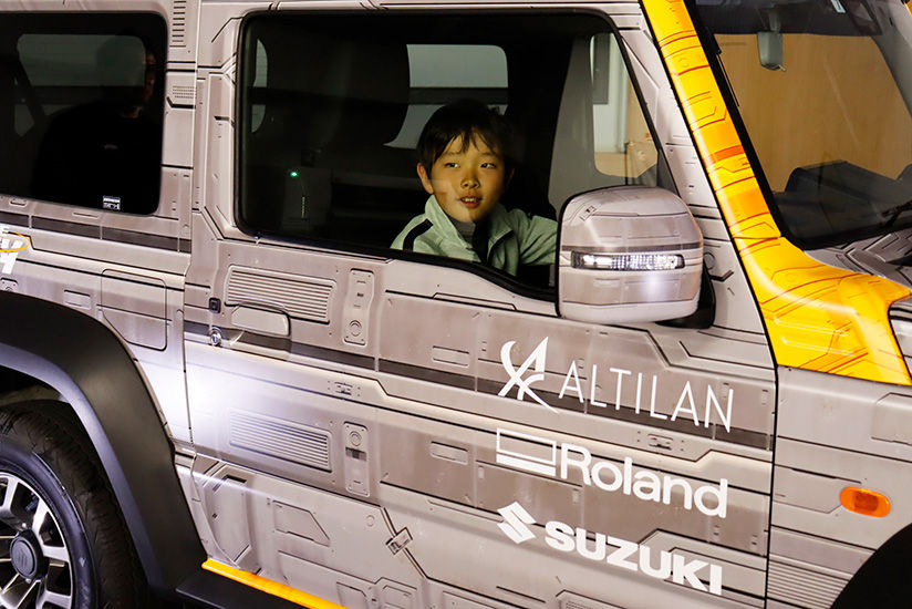 Taking a commemorative photo with the Space Jimny