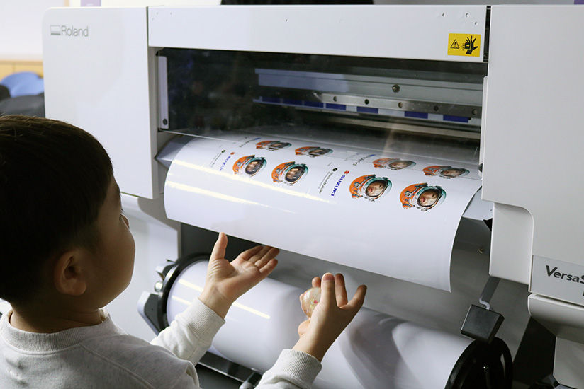 ステッカーが印刷される様子