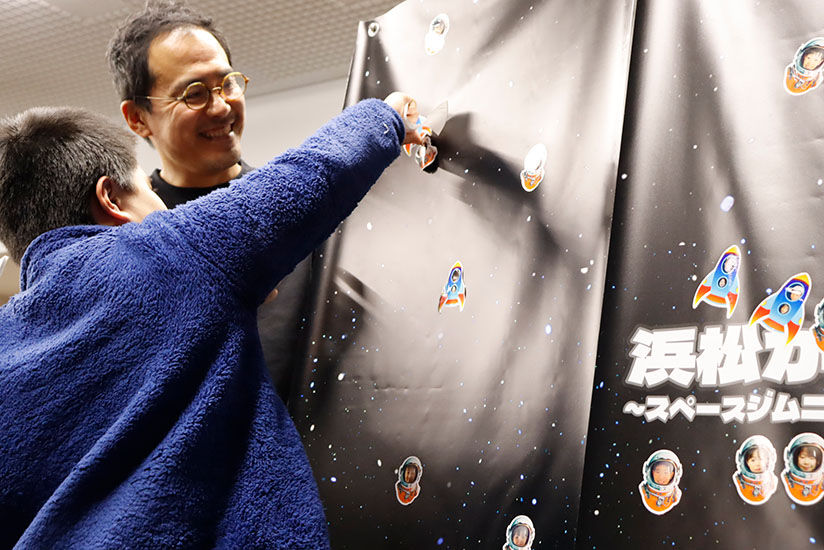 Attaching stickers to the banner