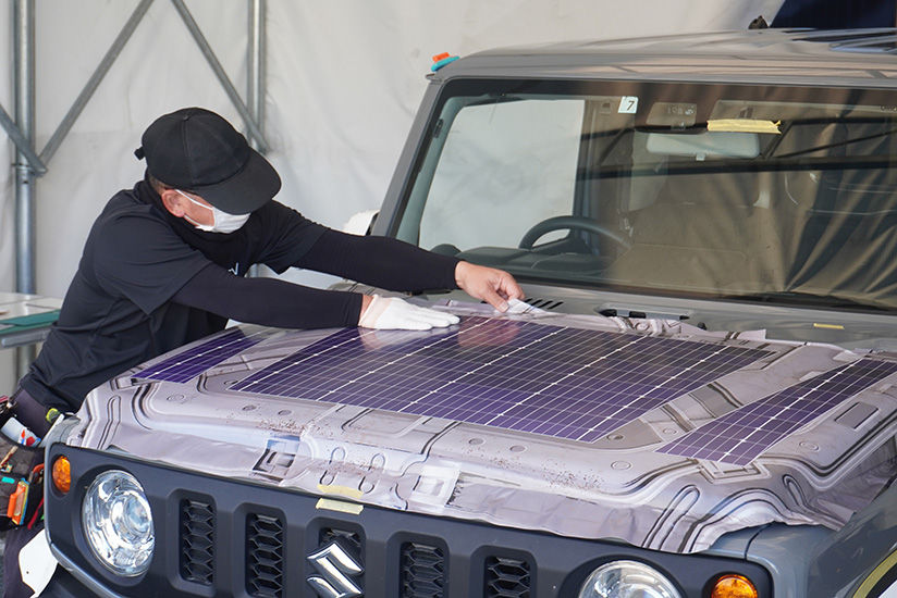 カーラッピングの施工の様子