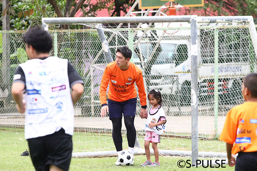 Shimizu S-Pulse goalkeeper Yuya Oki instructing at the clinic