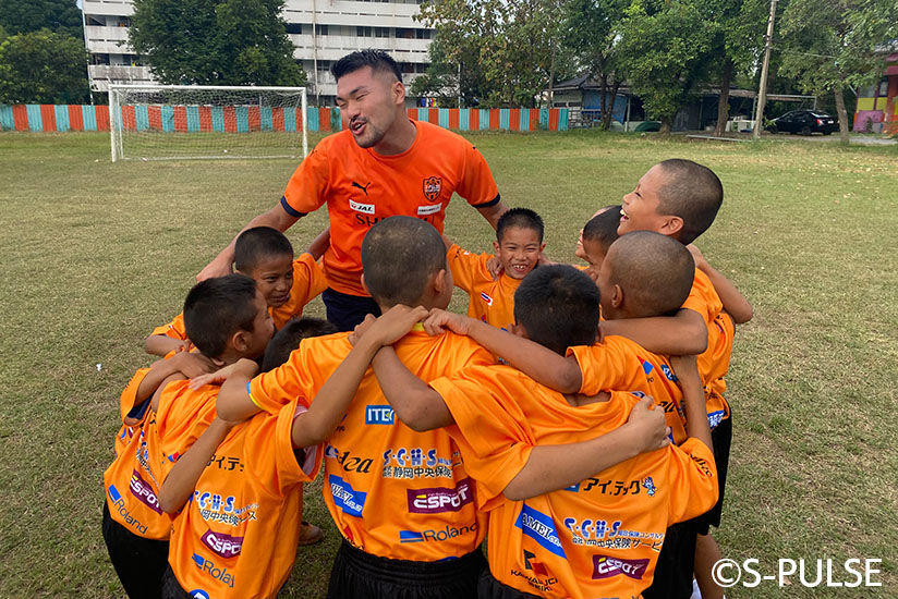 Shimizu S-Pulse Forward Takumi Kato coaching children