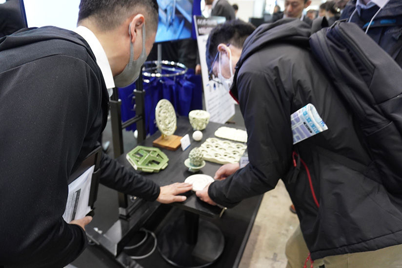 サンプルに触れる来場者