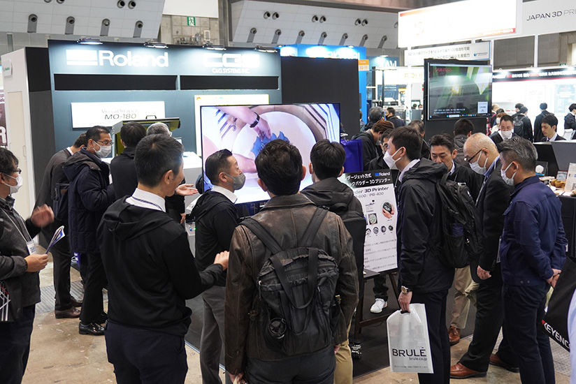 A busy Roland DG booth filled with visitors