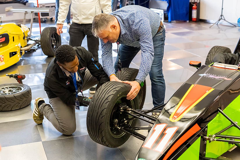 F1 tire change