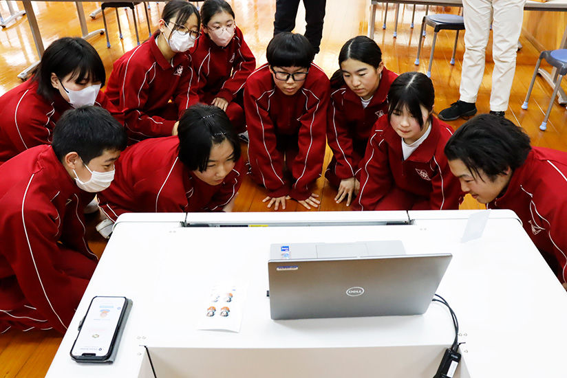 ステッカーが印刷される様子