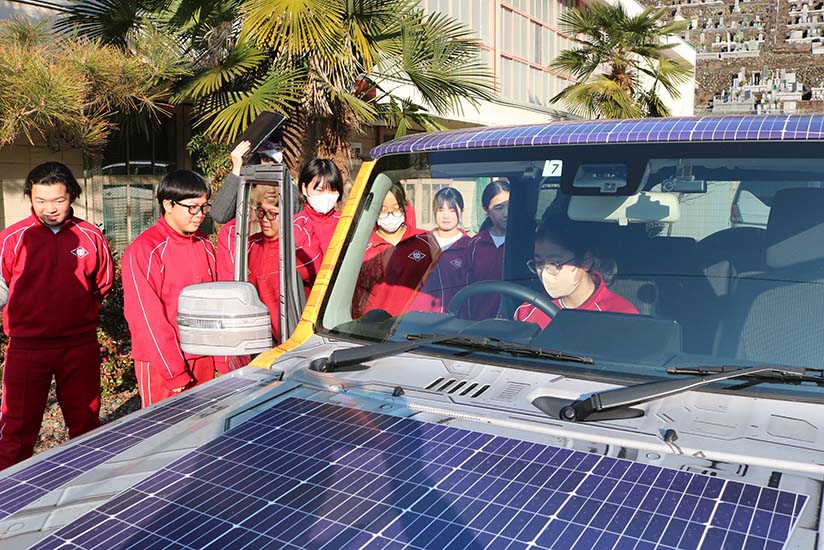 運転席に乗ってスペースジムニーを体験