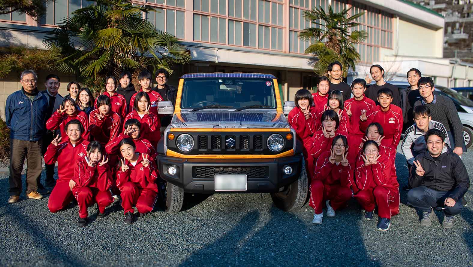 Group photo with students from Misakubo Junior High School