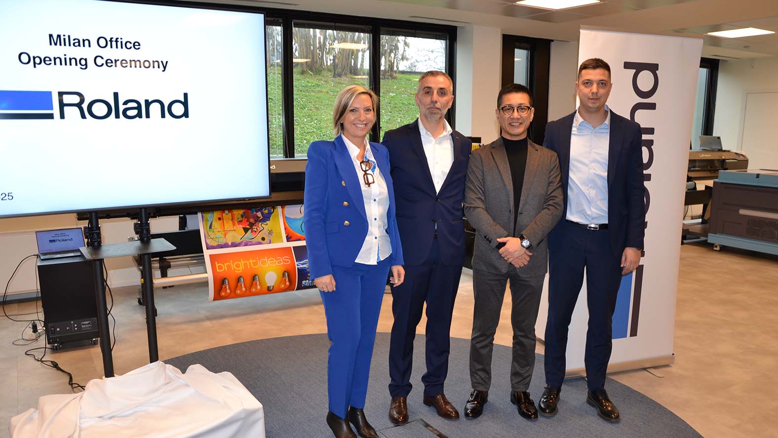 Commemorative photo at the opening ceremony of the Milan office