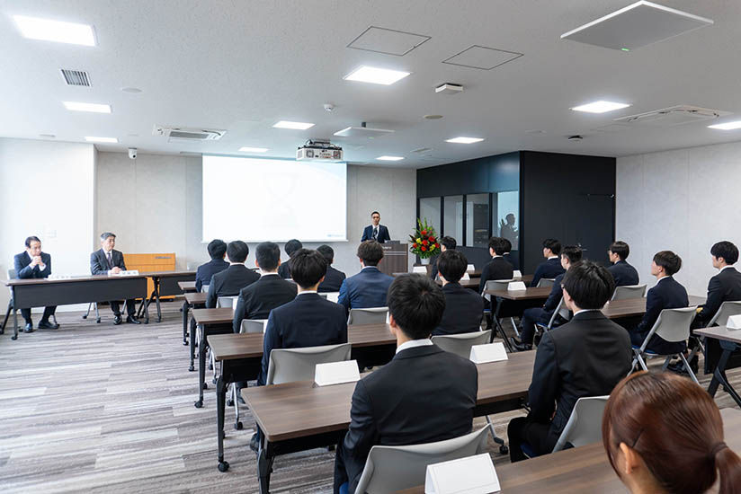 スピーチを聞く新入社員
