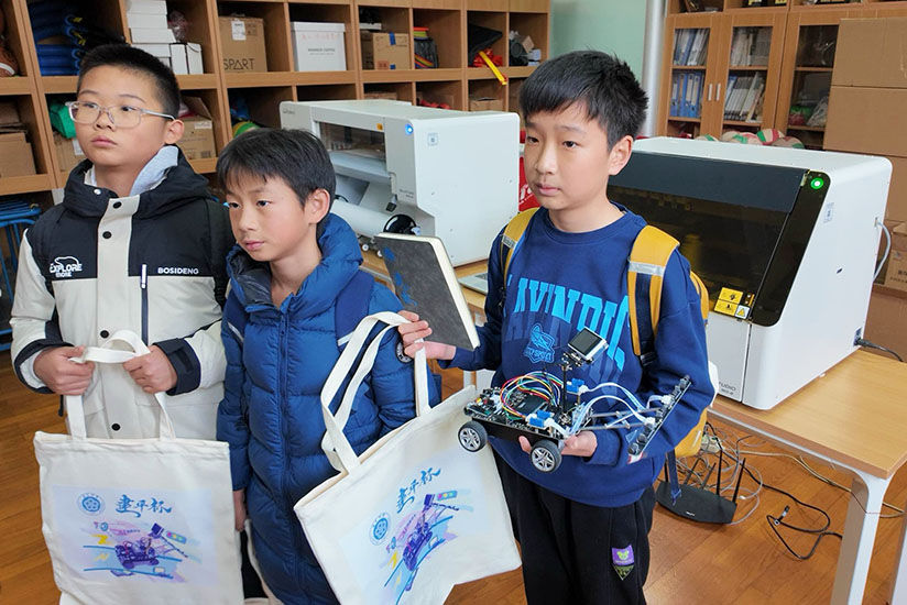 記念品と一緒に記念撮影