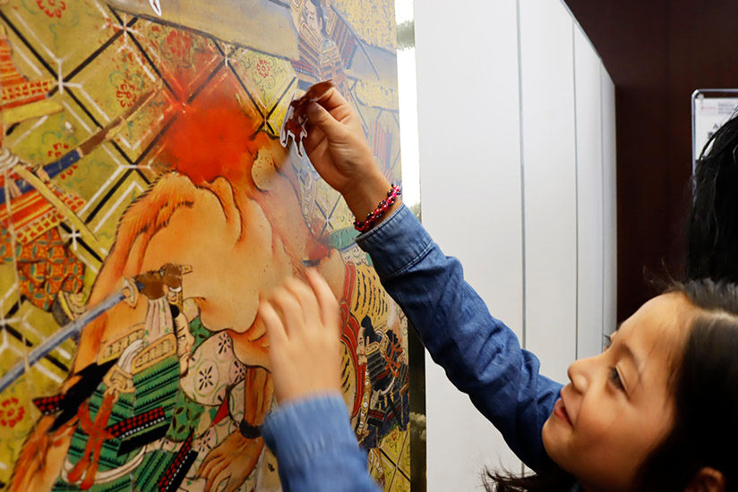 Attaching original stickers to the venue banners