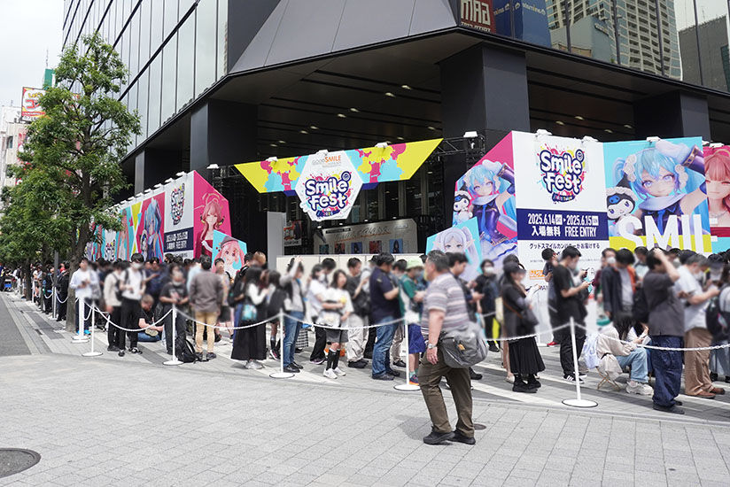 会場前の長い列