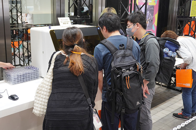 印刷の様子を見るファン