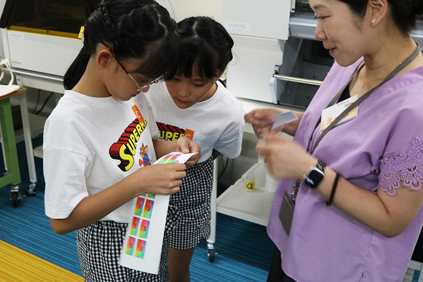 ステッカーに見入る様子