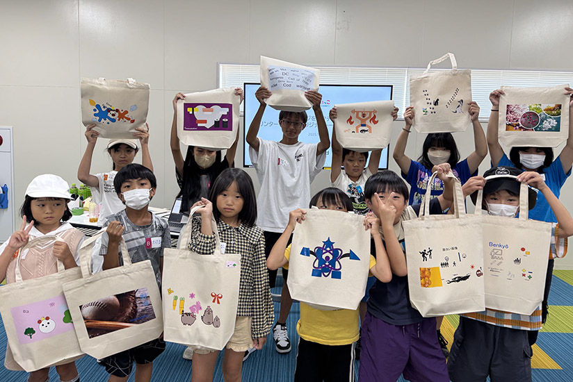 作品と一緒に記念撮影