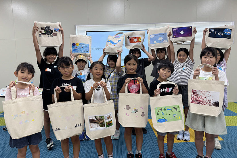 作品と一緒に記念撮影