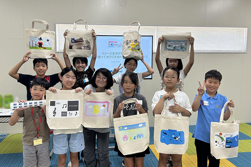 作品と一緒に記念撮影