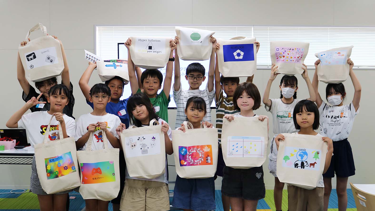 作品と一緒に記念撮影