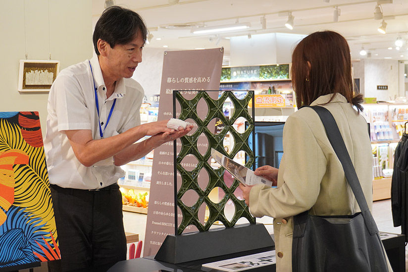 Explanation to visitor