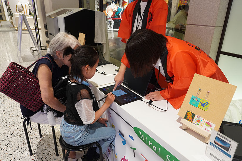 スタッフが使い方をレクチャー