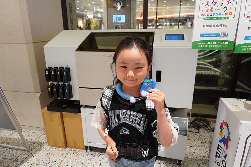 アクリルキーホルダーと記念撮影