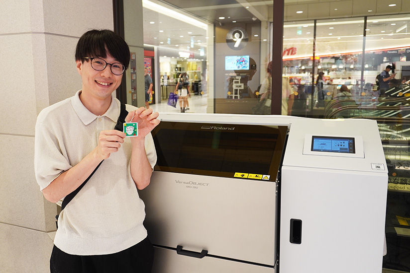 アクリルキーホルダーと記念撮影