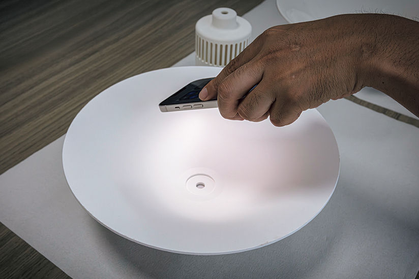 シェードの内側に光を当て反射する表情を試す