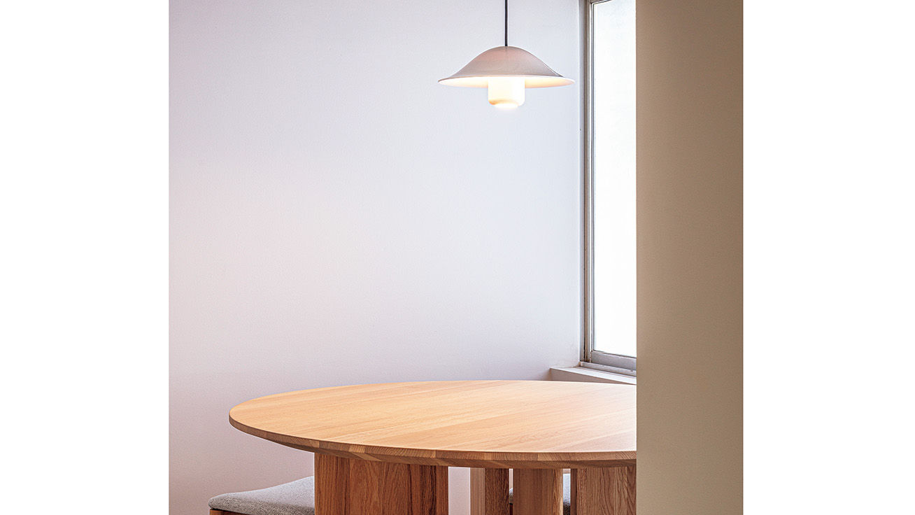 setting the pendant light KURAGE in Mr. Ashizawa's office